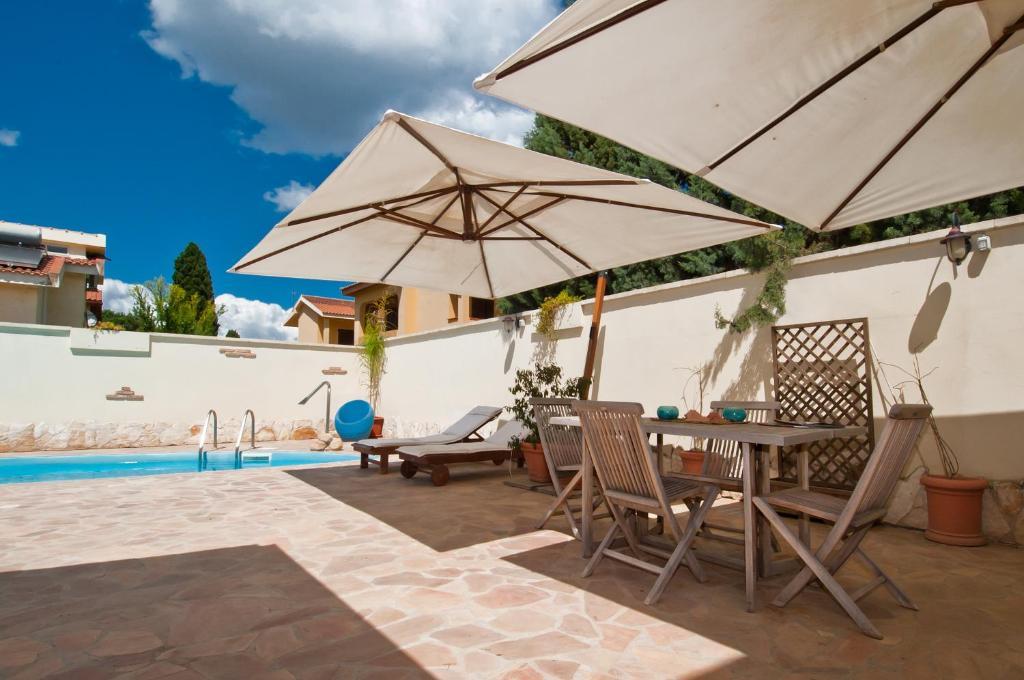Gentarrubia Bed & Breakfast Capoterra Bagian luar foto